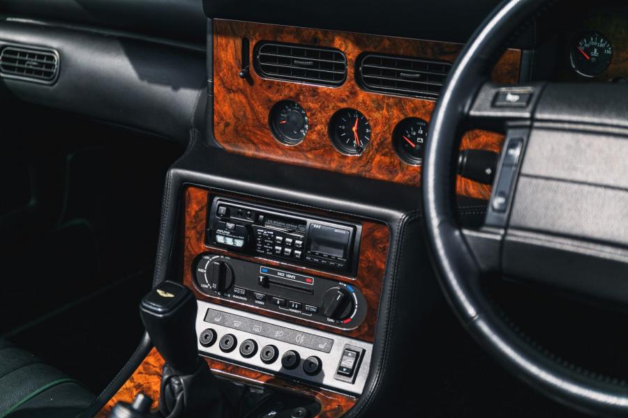 Детали интерьера Aston Martin Virage Volante 1992 года  (UK) (фото 12 из 24)